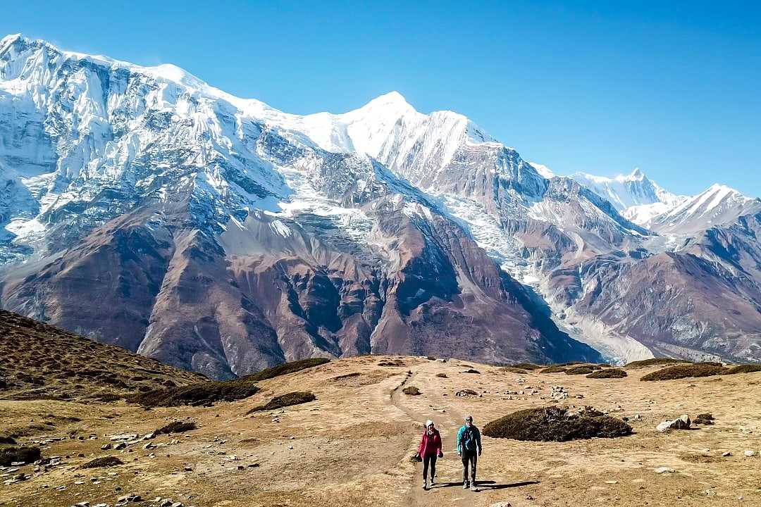 Couple hiking the Annapurna circuit in Nepal