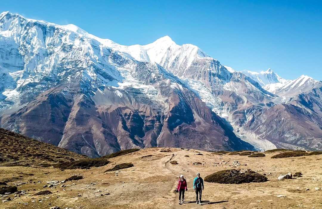 Annapurna Circuit in Nepal Couple hiking the Annapurna circuit in Nepal