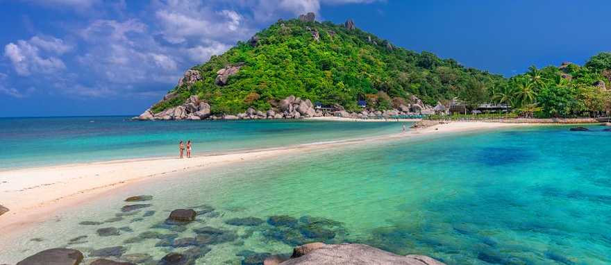 Couple on the beach at Koh Nang Yuan, Koh Tao, Thailand Couple on the beach at Koh Nang Yuan, Koh Tao, Thailand